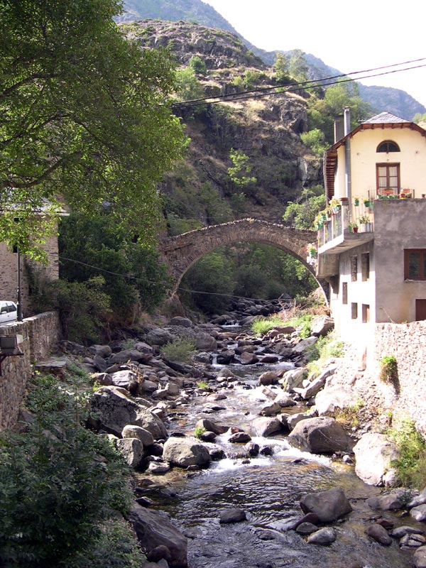 Stone bridge near Ribero de Cardon.